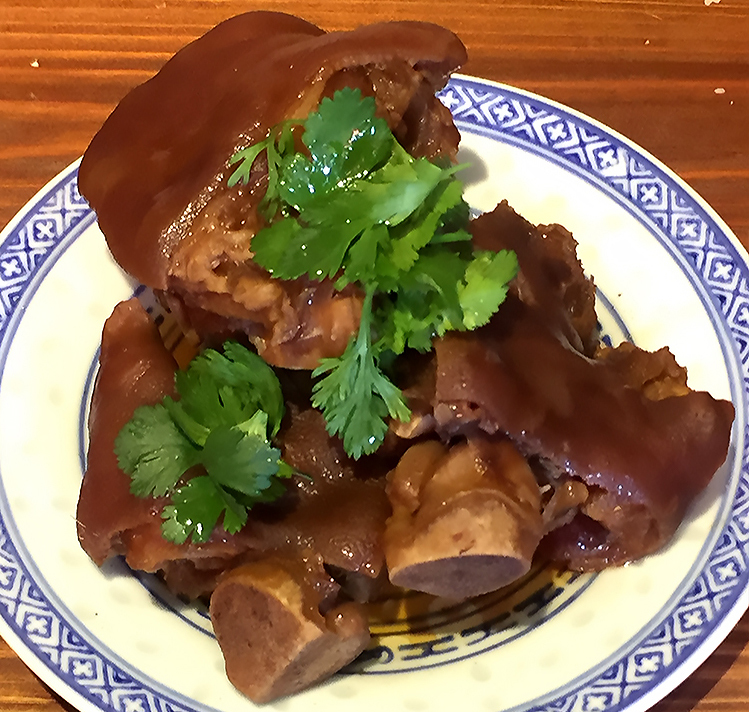 プリプリの食感と香ばしい風味が印象的な『鹵水豚足』