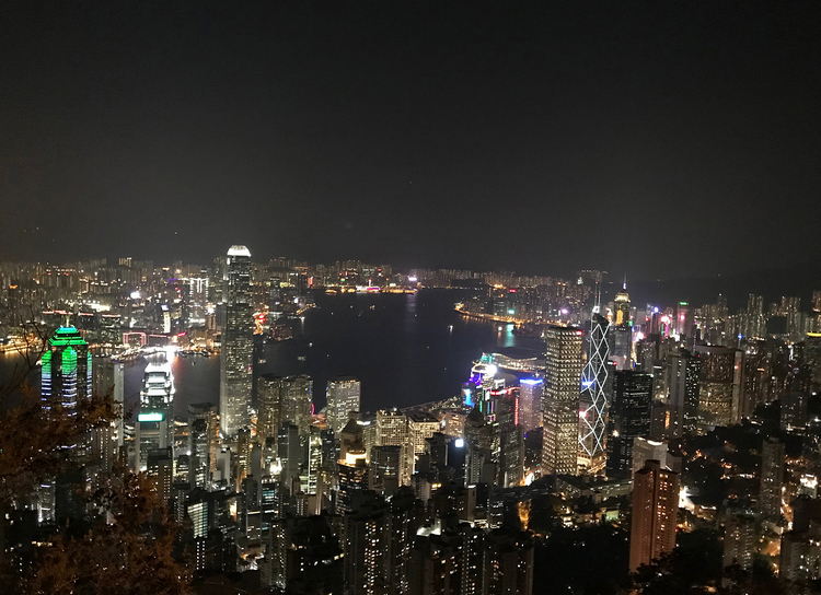 活気溢れる香港の街では、あらゆる国籍のシェフが活躍している。ヨーロッパの有名店が、海外初進出先として香港を選ぶことも多い