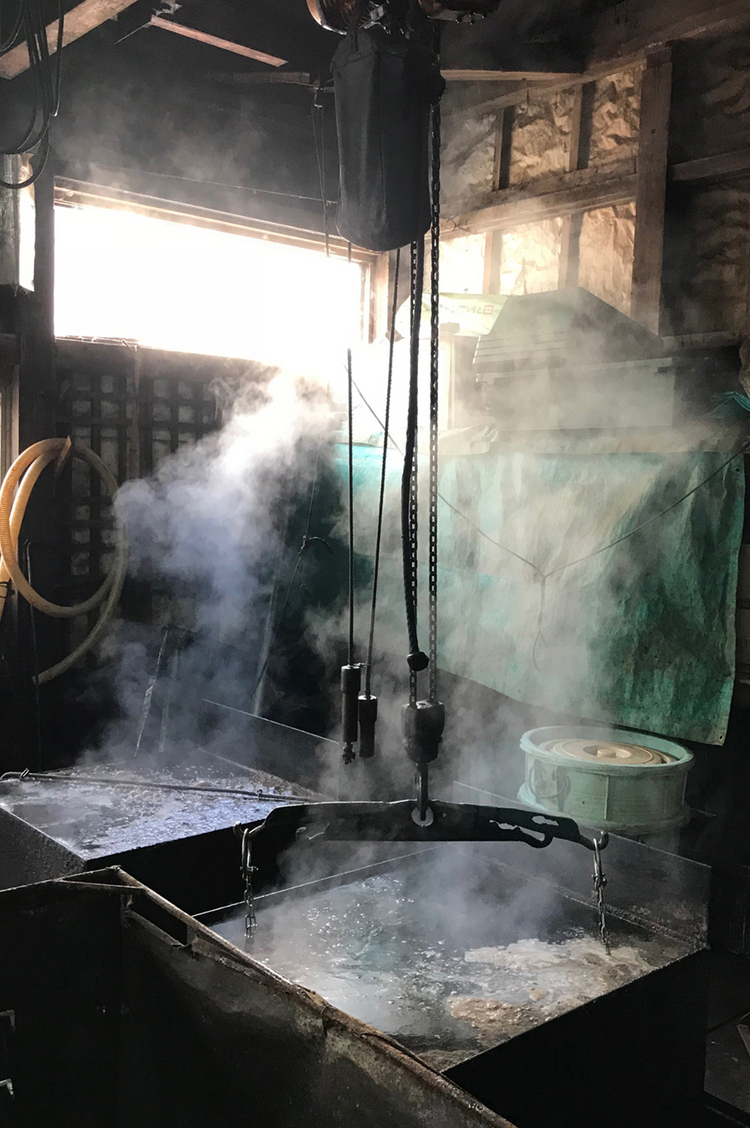 三枚におろした鰹を約95℃で2時間煮込む。鹿児島の茶の名産地、知覧町では鰹料の残さい（頭、骨、内臓など）を加工した栄養価の高い肥料を使用する茶畑もある