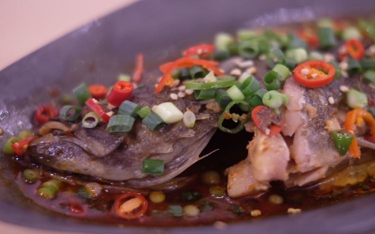 夏期の『香辣魚』は、カサゴの仲間の海水魚ソイを使用（2,300円～3,500円 ※魚の種類や大きさによって変動）