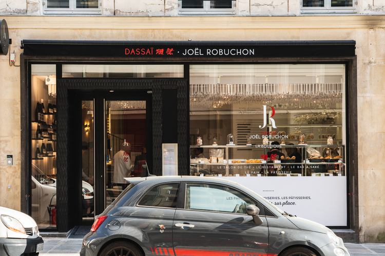 【Dassaï Joël Robuchon】はフォーブル・サントノーレの一等地にオープン。シックなファザードが目をひく。*問い合わせは、旭酒造株式会社　☎0827-86-0120（受付時間　8：30－17：30） http://asahishuzo.ne.jp へ。