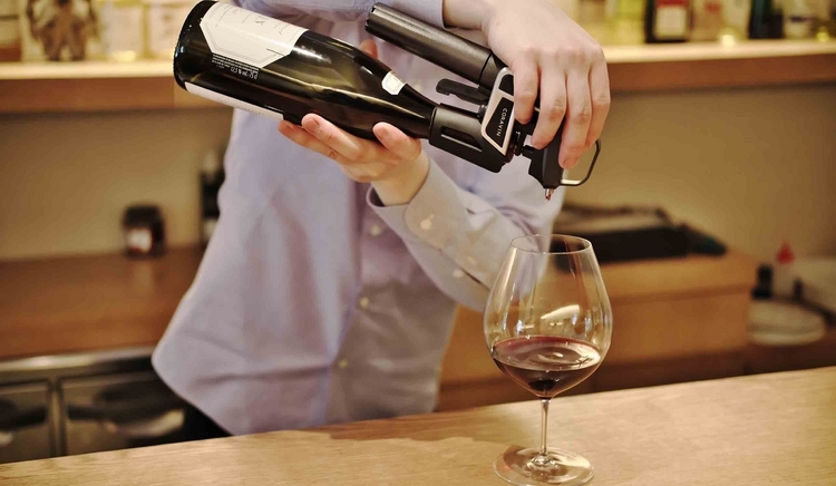 コルクを抜くことなく中のワインを注ぐことができるコラヴァンを使用。酸化が抑えられるだけでなく、キャップシールを剥がす必要がないため、開封後も見た目の良さを保てるのも特徴。おいしいグラス・ワインを楽しんでもらうためにと、加瀬さんが選んだとっておきのアイテムだ