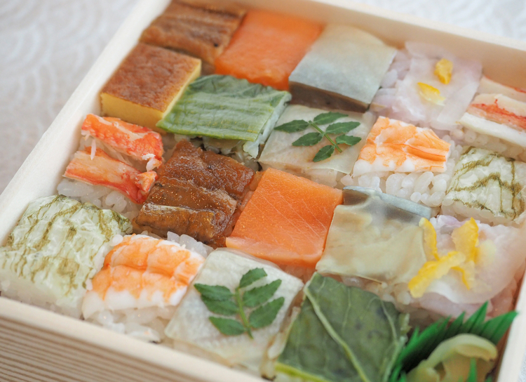 新鮮な魚介を使ったお寿司が、ひと箱にぎっしりと詰まったお弁当。金額がカジュアルなのもうれしい