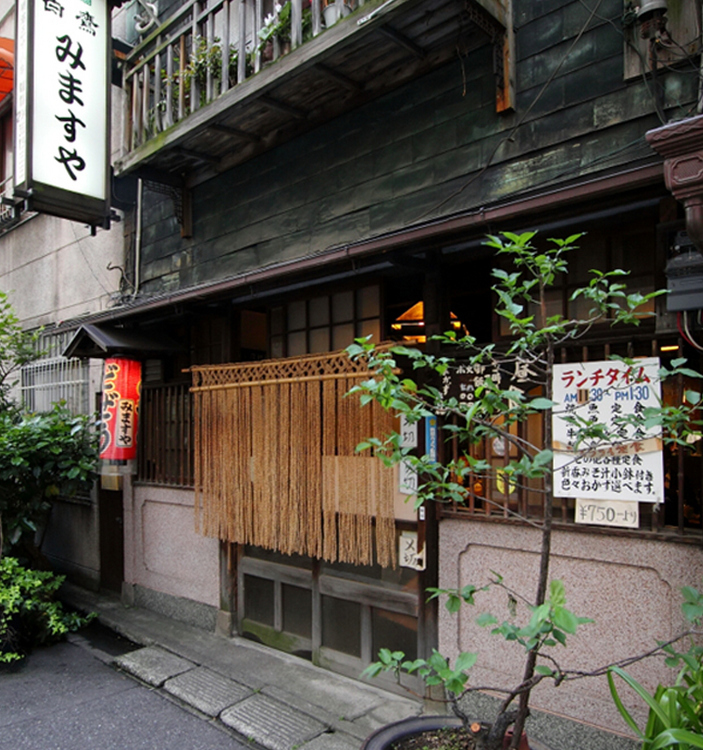 関東大震災後の復興のシンボルといえる看板建築の建物