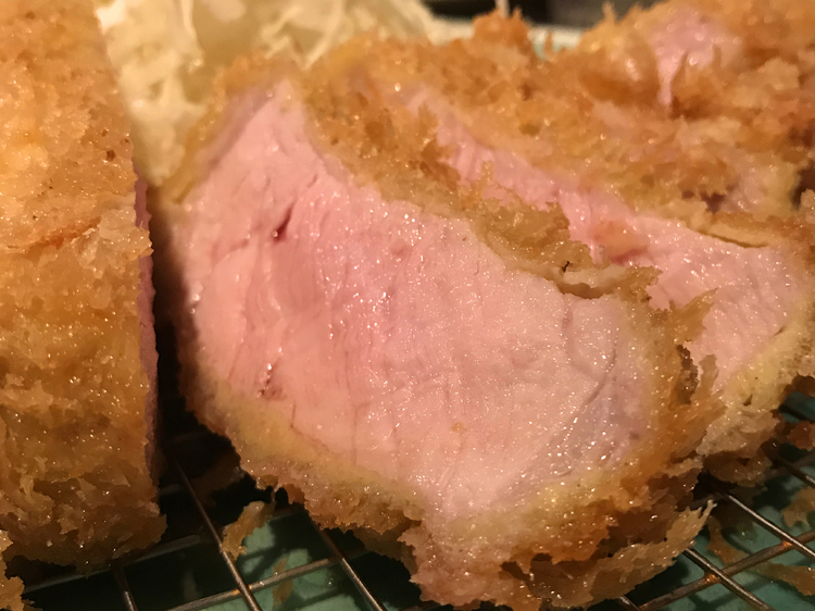 ロゼ色に輝く、宮崎県産の希少なブランド豚である南の島豚の『特ロースかつ』 2,400円（税別）。
