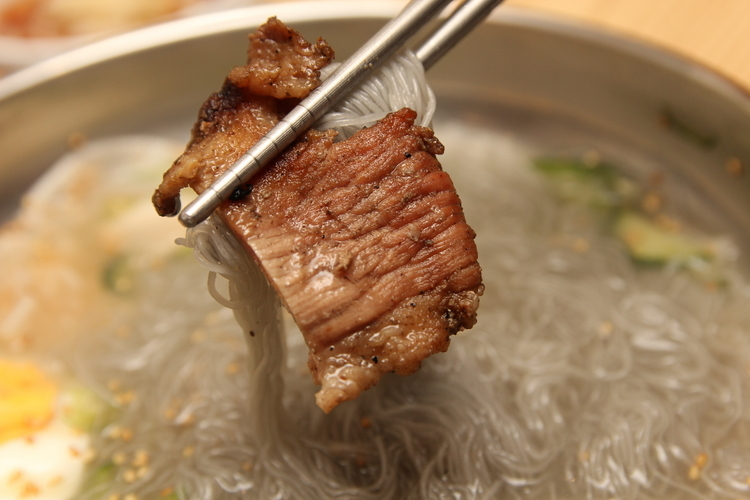 焼肉は茨城県産のつくば美豚を使用。炭火で丁寧に焼く