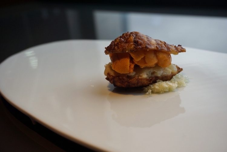 一見パイのように見えるのは、菊芋の皮。根菜とウニは、渥美さんの好きな組み合わせ。
