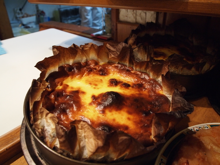 サンセバスチャンのバル【LA VINA（ラ・ヴィーニャ）】名物の『バスクチーズケーキ』は焼き色が印象的だ