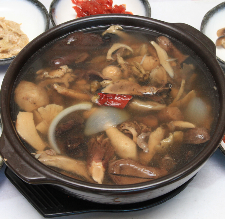 韓国で新登録された世界遺産と天然キノコ鍋、絶品マッコリを訪ねる