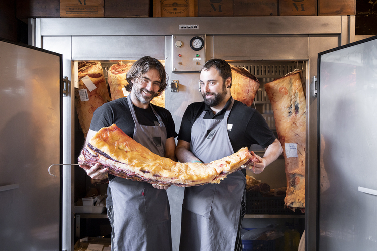 熟成中の肉とともに、シャビ（右）＆イニャキ兄弟。父マチアスが築いた店の名声を、さらに進化させながら守っている。