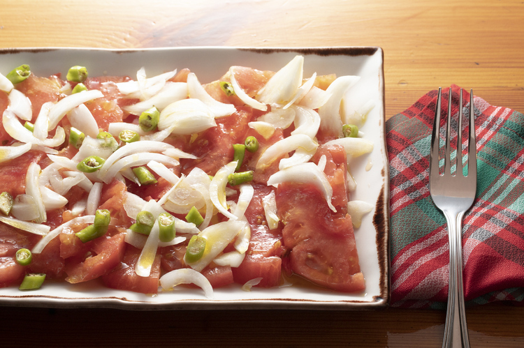 オリーブオイルと塩でさっぱり味付けたトマトサラダは夏にだけ登場。