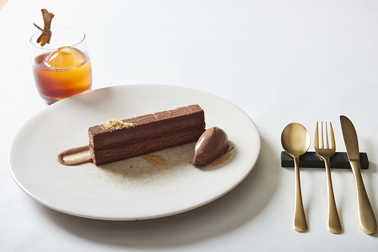 『Banana Miso Bar』3,024円（税込）。合わせたのはポルチーニ茸の風味をいかしたカクテル（C）Dandelion Chocolate Japan
