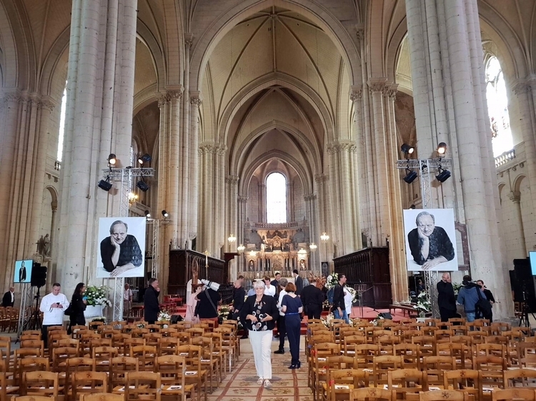 大聖堂に飾られた黒いコックコート姿のロブション氏、料理人として、また職人としてフランスの文化を継承する「職人技」を広く世界に知らしめた貢献は「世紀の料理人」の名にふさわしい