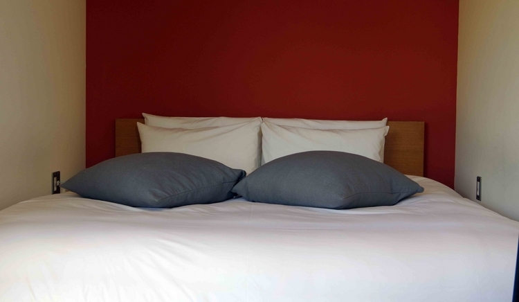 ベッドルームは、こぢんまりとしながらも快適な空間。ベッドだけは快適なものをということから、かつてはフォーシーズンズホテルも運営していた藤田観光グループならではのクオリティだ。