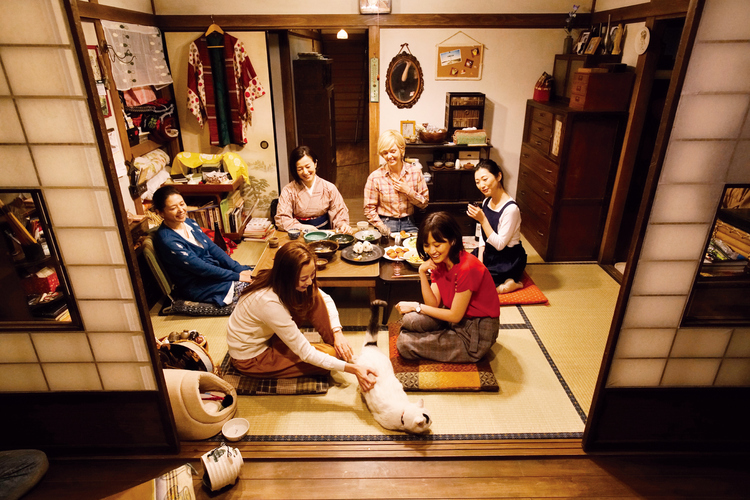 東京の古びた日本家屋の一軒家、通称"モチの家"に集う女たち　（C）2018「食べる女」倶楽部