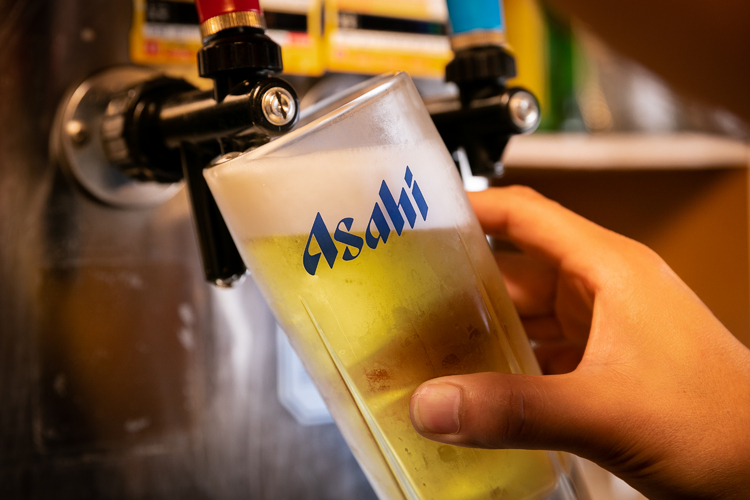 「アオナマ」こと「アサヒ生ビール樽詰」は500円で提供している