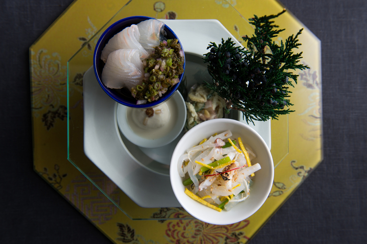 前菜には韓国風ヒラメの刺し身や、タンピョンチェという韓国の伝統料理が登場