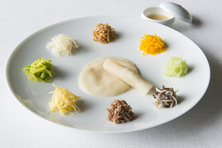 『九折板』。8つの食材には、韓国の８つの道（エリア）から仕入れる特産物を使っている