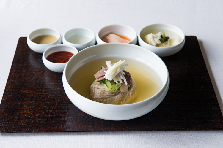 『冷麺』。韓牛の出汁にトンチミ（大根の水キムチ）の汁を加えたスープが力強くも優しい味わい