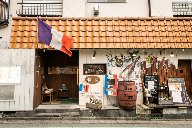 浦和駅東口から徒歩２分ほど。住宅街にはためくフランス国旗が目印。ランチも営業中