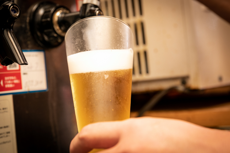 【ボン・ティガー】が最初の一杯でオススメしている青生ビール『アサヒ樽詰生ビール 中』500円、『同 生ビール 小』380円