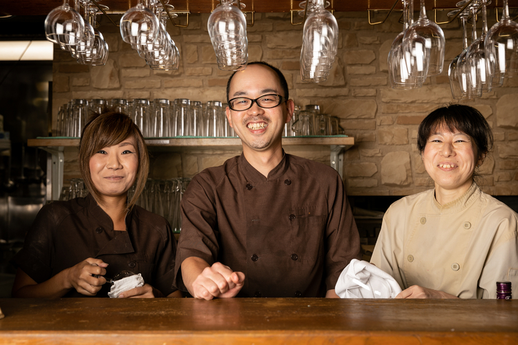 村井信店長（中央）とスタッフの杉下真希さん（左）、道部未奈さん。店内はいつも笑顔に包まれる