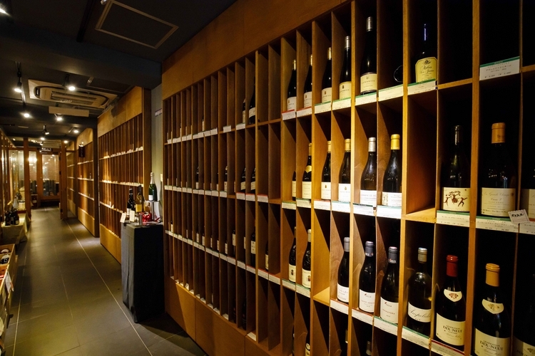ウォークイン・ワインカーブにはフランス・ワインをメインに、約400種のワインが揃えられている。シェフ・ソムリエの糸澤晃さんに相談しながら、今宵のワインを選ぶ時間を楽しみにしている客も多い。