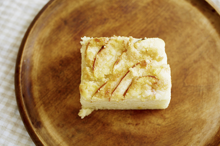 『りんごとアーモンドクリームのパン』320円（税抜）。もっちり＆ふんわりパンの上にスライスりんごと豆乳で作ったアーモンドクランブルをトッピング。あっさりとした甘みがお子様にもうれしい
