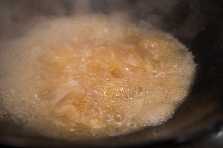 スープにフカヒレを入れたら一気呵成。鷄油、紹興酒、塩、醤油で味付け。フカヒレが飴色になってきたら出来上がりだ。