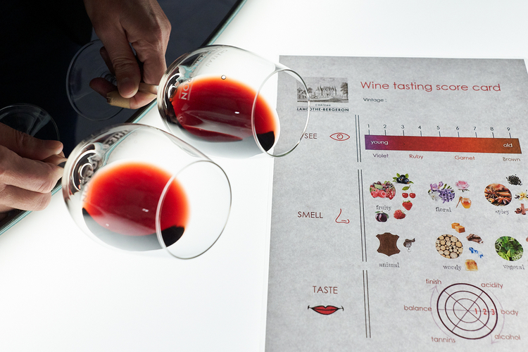 異なるヴィンテージ（収穫年）のワインの色合いを比べる。
