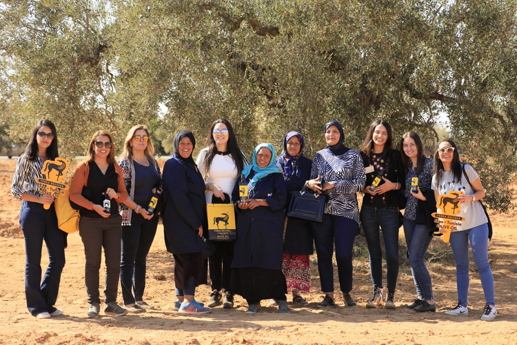 【CHOグループ】に携わる女性スタッフ達。チュニジアの女性の肌はみんなツルツルだ