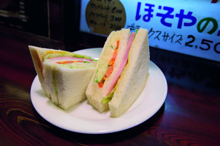 アメリカ生まれの漫画「ブロンディ」に登場する巨大サンドから名付けられた『ダッグウッドサンドイッチ』650円（税込）