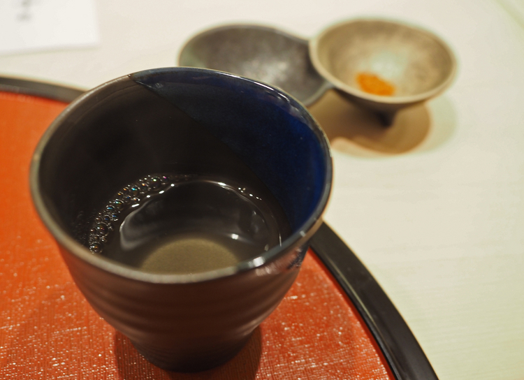 だしと日本酒を９：１の比率で割った『だし割り』。まずはそのまま、次は塩をひとなめし、最後に七味をと、３つの味が楽しめます