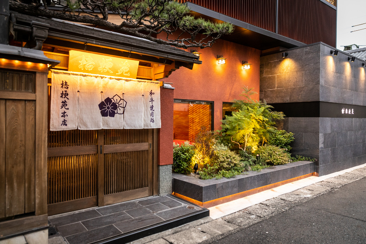 和の雰囲気を醸し出す、伝統的な日本家屋の屋根付き門がお出迎え