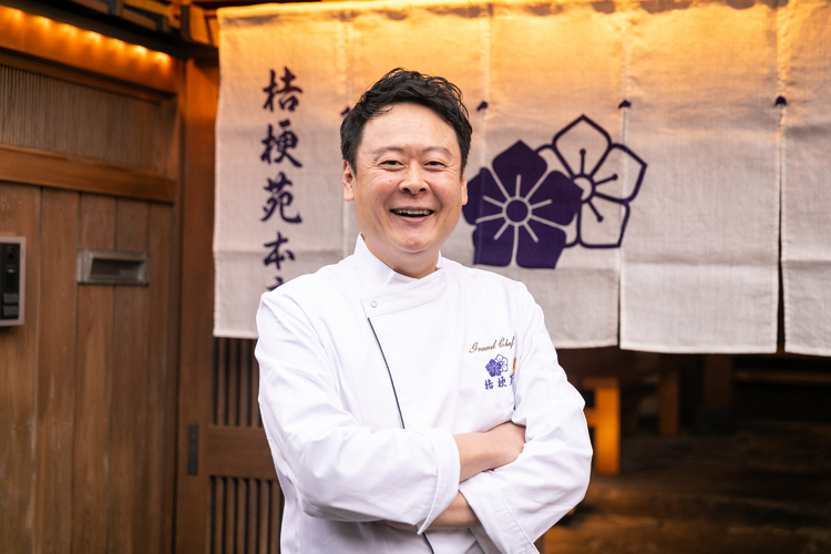 新しい発想を加えながら、伝統の味を守り続ける料理長の新井明浩さん