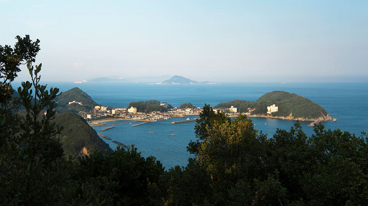答志・和具浦・桃取と三つの漁港からなる答志島。周囲26.3km、80％が自然林で覆われたのどかな漁村だ