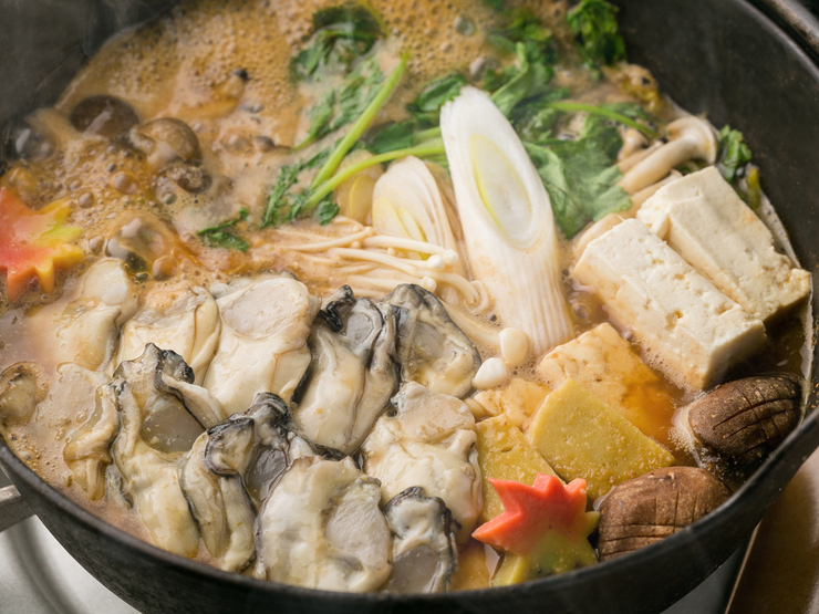 広島産の牡蠣「大黒神」に加え、ネギや白菜、しめじなどが入った『カキの土手鍋』（写真は二人前）