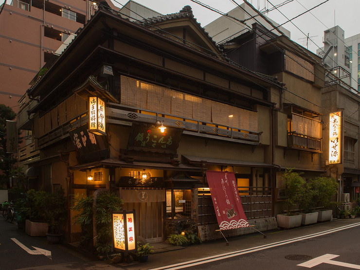 関東大震災による全焼後、昭和５年に建て直された店舗は、「東京都選定歴史的建造物」に選ばれた貴重な建物として往時の風情を伝えます