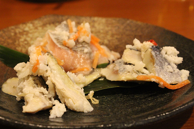 『飯寿し』（650円）は、北海道の冬の風物詩ともいえる郷土料理で、米麹と魚と野菜を樽に漬け込んだ「なれずし」のようなもの。身がキュッと締まって、しっかりとした噛み応えがありさっぱり。三平では、サケ、ハタハタ、ニシンの3種類。