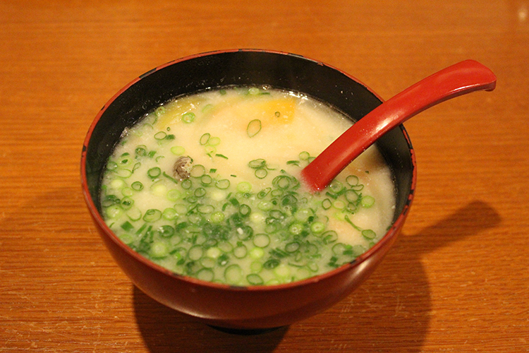 『三平汁』（300円）は、北海道の冬の名物料理。色々な魚でだしをとった汁に酒粕と塩で味付けし、サケと野菜を入れてつくる。