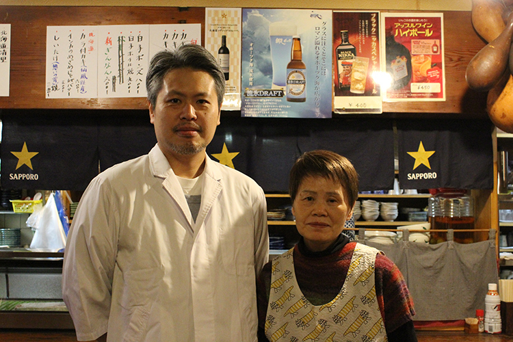 現在、店を切り盛りするのは、佐藤冨美子さんと息子で2代目の晃一さん。