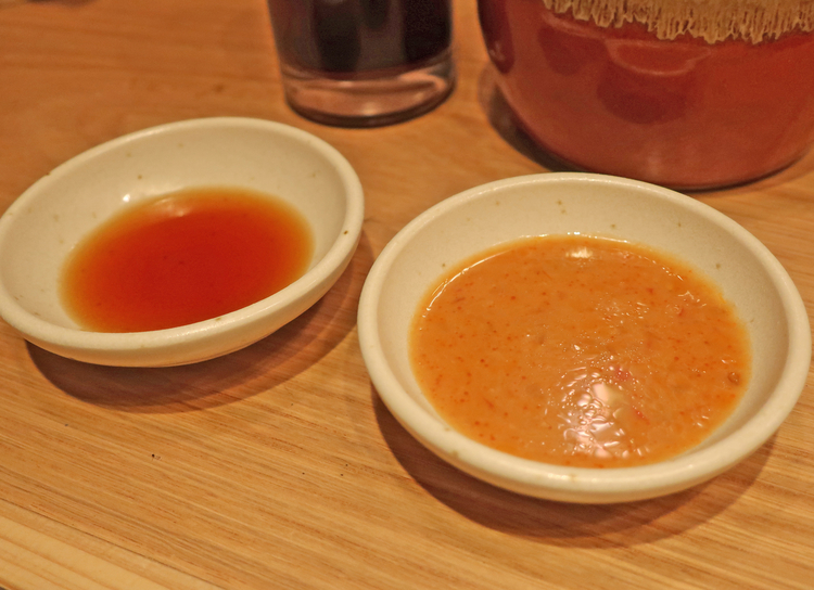 『生姜ぎょうざ』に合わせる味噌ダレ（右）と、『ぎょうざ』に合わせる酢じょうゆ（左）