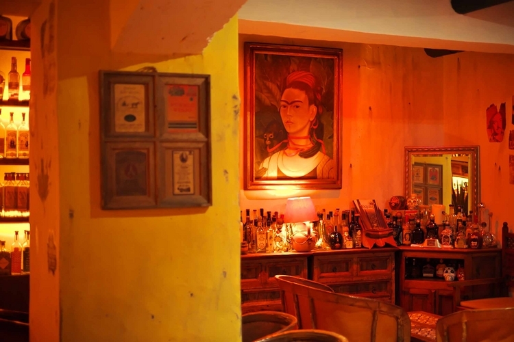 メキシコを代表する現代画家フリーダ・カーロの肖像画のレプリカも飾られている。