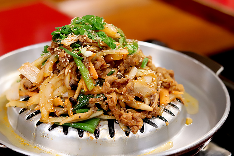 韓国スタイルの鉄板に、小山のように盛られて登場する自慢の『ブルコギ』は野菜たっぷり！　中辛の味付けが一番人気