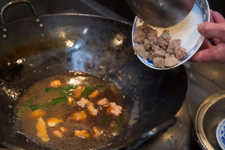 ソースのネギ、生姜を外し、豚レバーを入れる。静かにゆっくりと3時間ほど煮込んでいく。