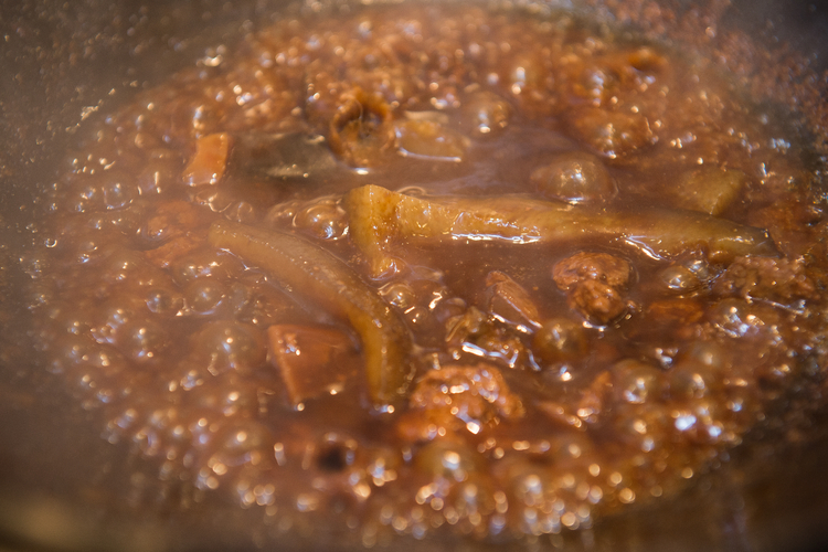 3時間煮込んだら、鷄冠油を取り出し、ナマコを入れて20分煮る。戻したナマコは、紹興酒と生姜を入れた湯でボイル。臭みを抜いておく。