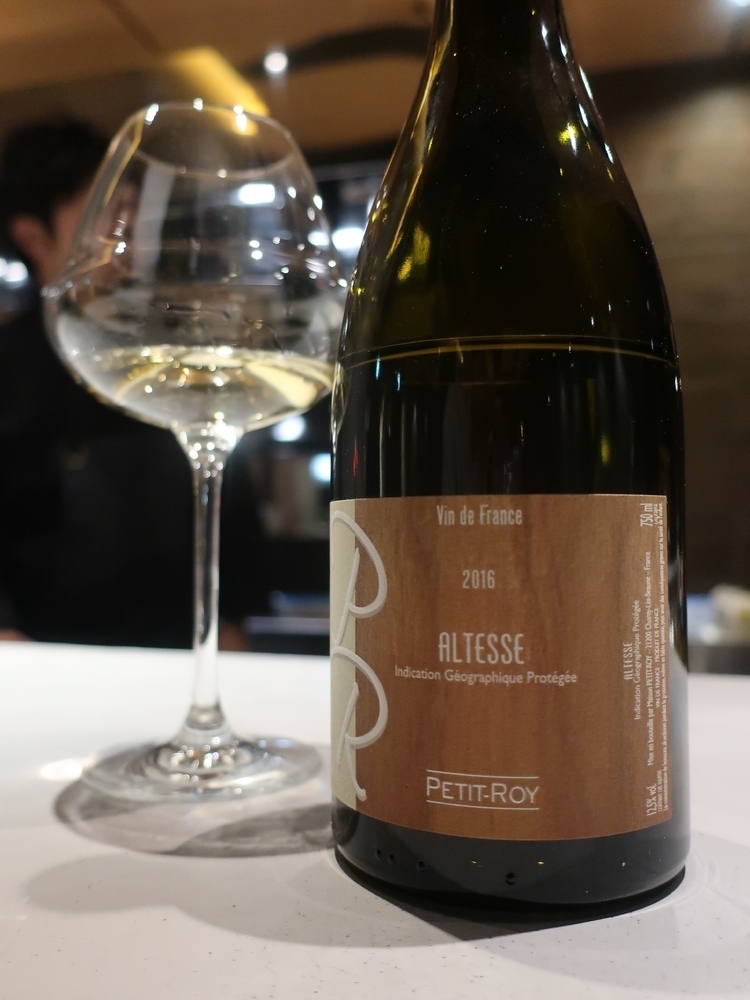 キャベツや生ハムをつかったさっぱりとした逸品には、白ワインの『ヴァン ド フランス アルテス（2016） メゾン プティ ロワ』