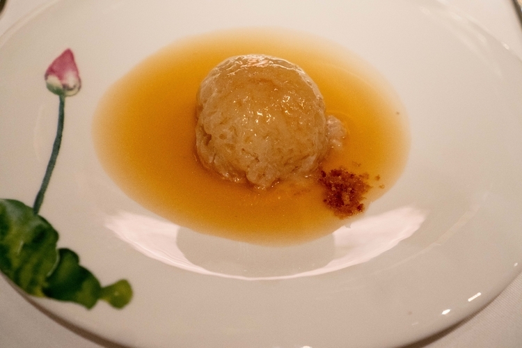 潮州の燕の巣料理をアレンジ。シェフ・アンジェロは潮州系香港人で、広東と潮州、両方の料理のプロフェッショナル
