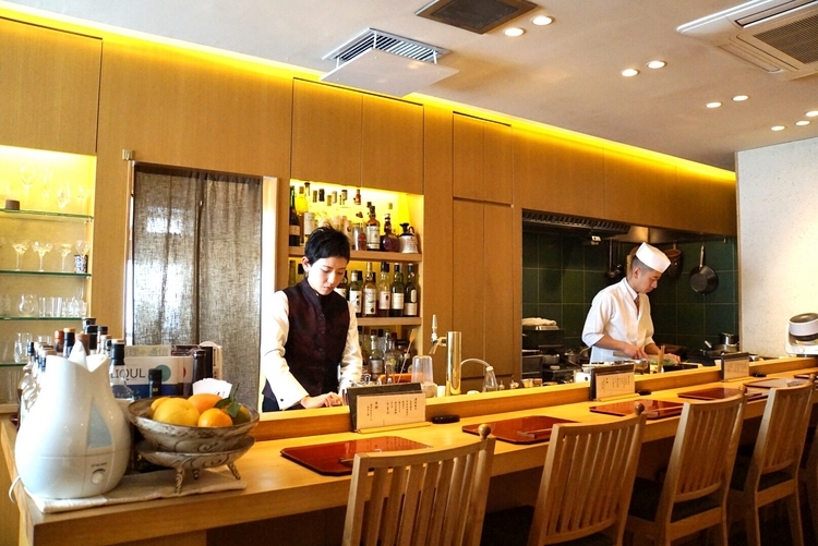 日本料理店とバーが融合したようなカウンターは思い思いのスタイルでくつろぐ客で埋まる。