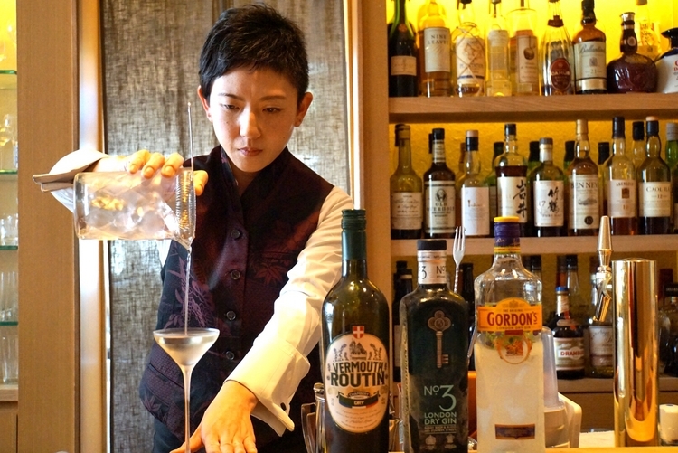 お酒を担当する柴山波瑠奈さん。カクテルをつくる姿も美しい